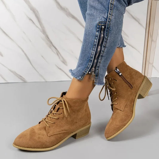 Selene Stivaletti Donna a Punta | Tacchi Bassi, Zip Laterale, con Lacci - Stivaletti donna marroni in suede con punta, lacci frontali, zip laterale e tacco basso. - nero / 36